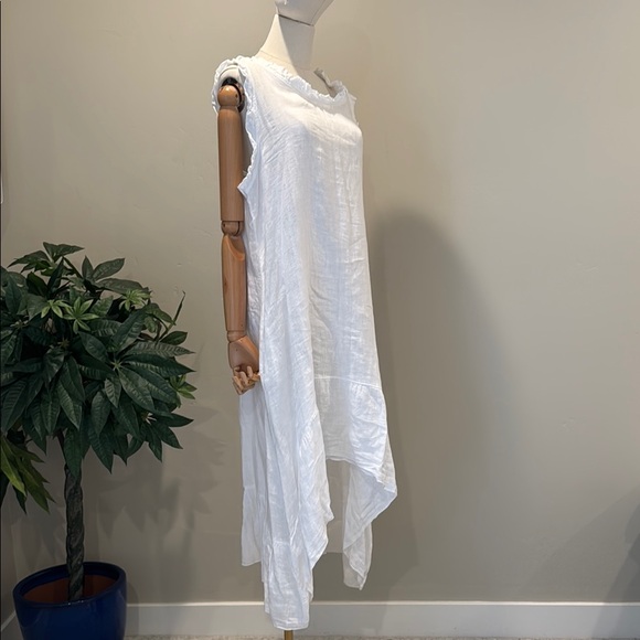 Elegant White Sleeveless Dress - Picture 9 of 9